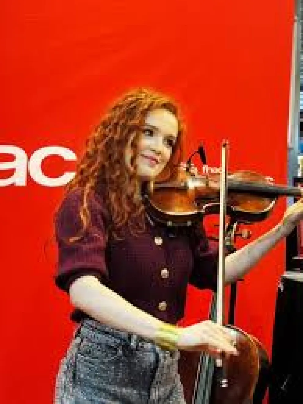 Photo de Juliette Armandi souriante jouant du violon